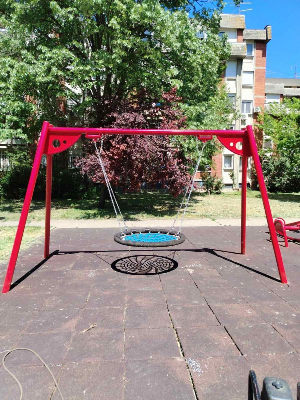 Obnovljena dečija igrališta i sportski tereni u Batajnici i Altini
